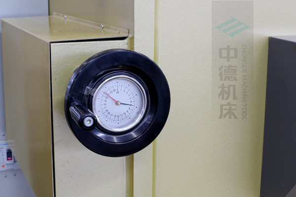 ZDG-632刀片空隙调理装配,设置在机架后面,并有刻度显现,调理便利.jpg ZDG-632刀片空隙调理装配,设置在机架后面,并有刻度显现,调理便利.jpg