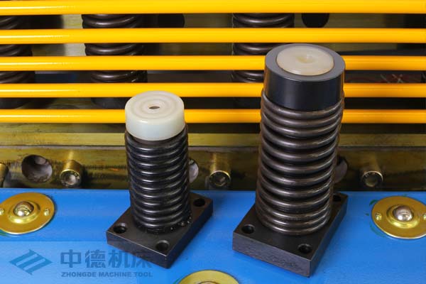 ZDS-2032接纳高品德压料油缸,不渗油不会在板材外表留有油污.jpg ZDS-2032接纳高品德压料油缸,不渗油不会在板材外表留有油污.jpg