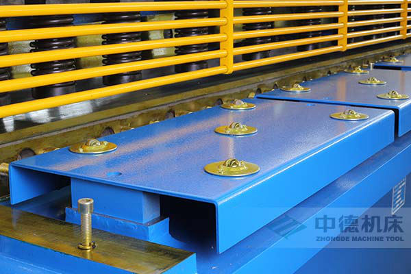 ZDS-432剪板机接纳滚珠前托料板,不划伤不锈钢板材外表.jpg ZDS-432剪板机接纳滚珠前托料板,不划伤不锈钢板材外表.jpg