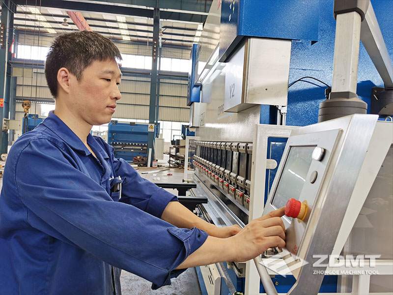 安徽中德机床股分无限公司出产车间-数控折弯机调试中 安徽中德机床股分无限公司出产车间-数控折弯机调试中